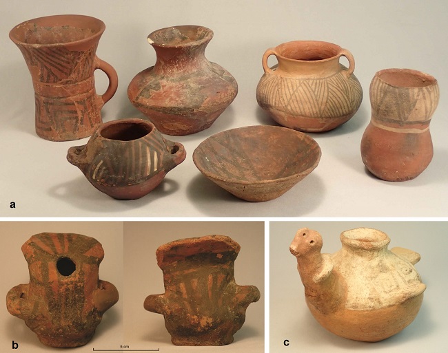 a. Vasijas correspondientes al componente alfarero
Isla-Alfarcito. b. Vasija procedente
de Muyuna. c. Vasija estilo Yavi
procedente de Muyuna.