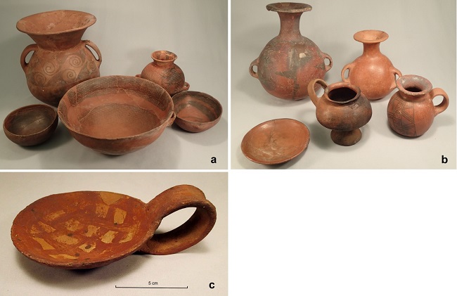 a. Vasijas correspondientes al componente
    alfarero Humahuaca N/R. b.
    Vasijas de estilos Inca provinciales. c.
    Escudilla de asa lateral.