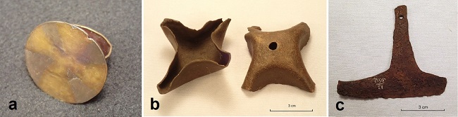 a. Anillo bi-metálico procedente de Muyuna. b. Campanillas de bronce. c. Tumi