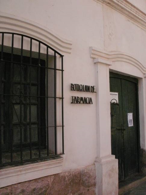 “Botiquín de Farmacia”. Homenaje a la botica de P.P.
    Díaz. En la trastienda se encontraba la colección arqueológica, en 1966.