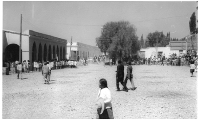 Frente de la antigua casa de la Flia. Cardoso y la
    plaza seca, Semana Santa en Cachi, abril 1969.