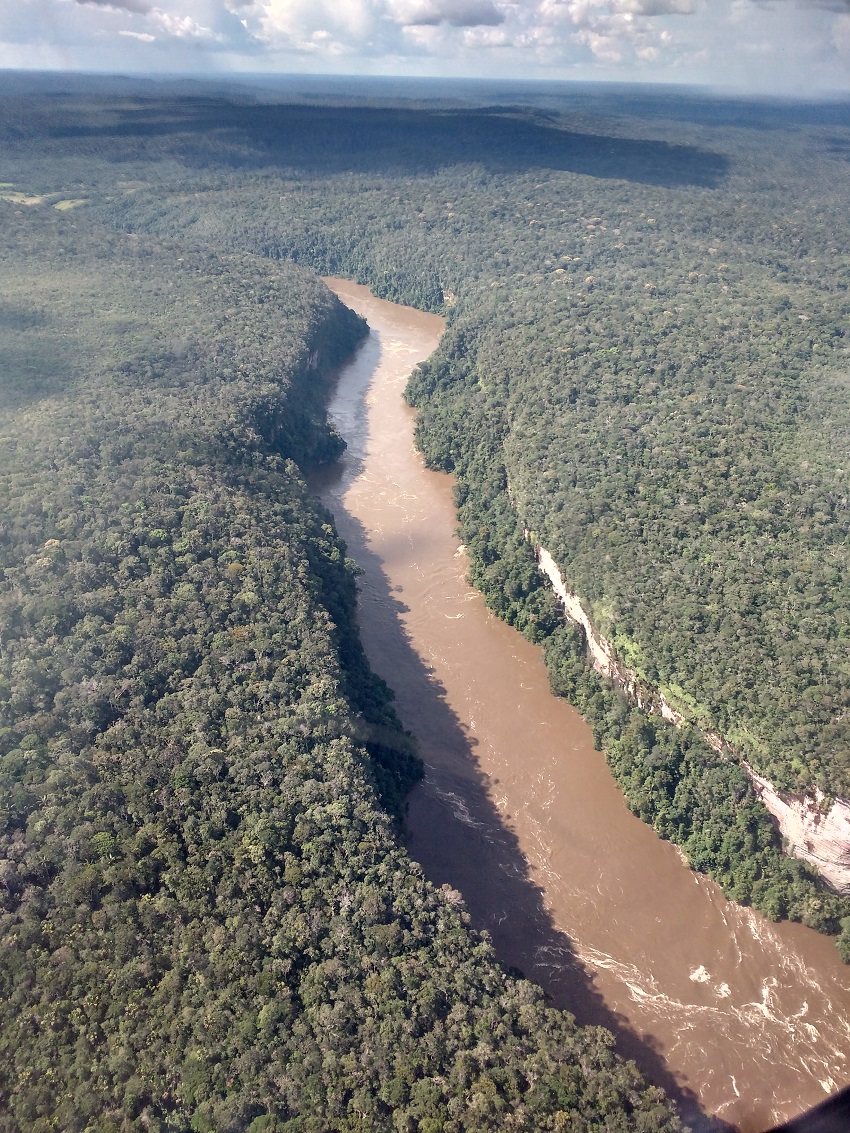 Vista
aérea del río Caquetá al sobrevolar Araracuara