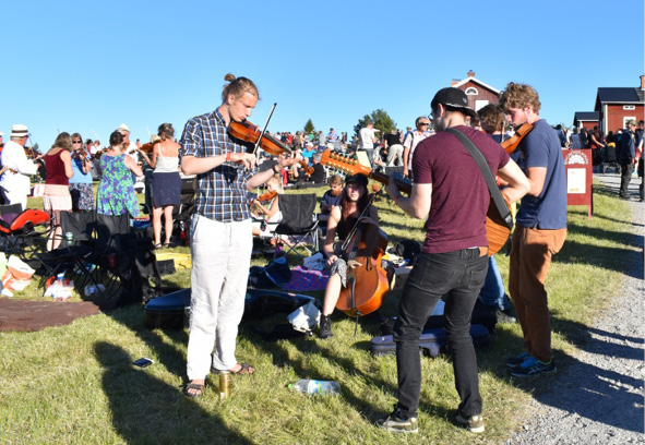Musicians playing at Bingsjöstämman in 2018. 