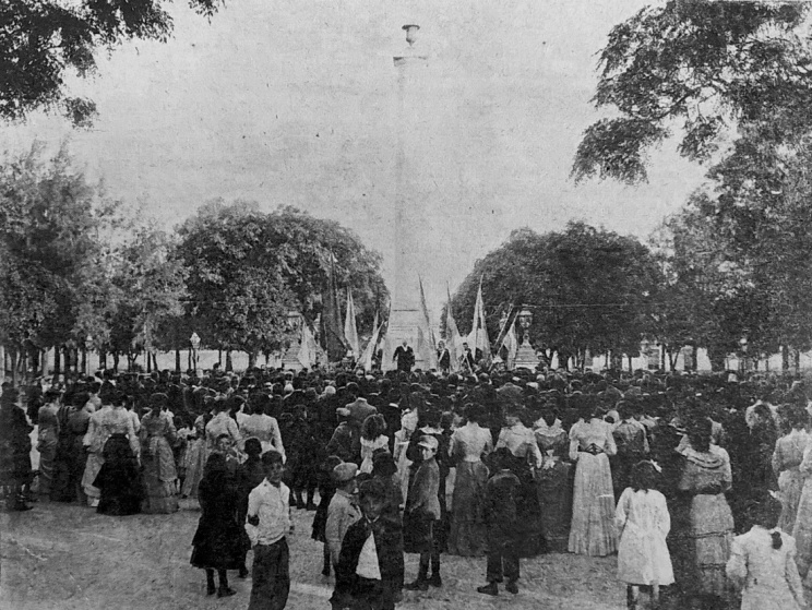 Acto en Plaza Constitución junto a la columna y copón obsequiado por Urquiza (Circa 1890).