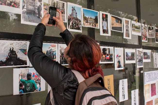 Exhibición de fotografías tomadas durante las movilizaciones por  compañerxs, graduadxs y estudiantes chilenxs  de la Maestría en Historia y Memoria y el Doctorado en Historia.