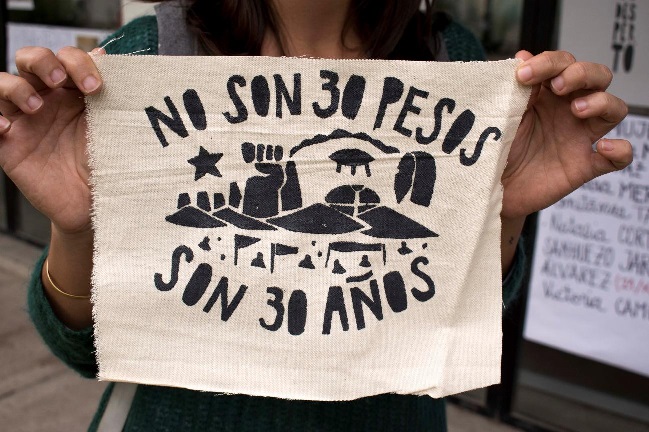 Serigrafía “No son 30 pesos, son 30 años”. Diseño de Emilia  Nieto