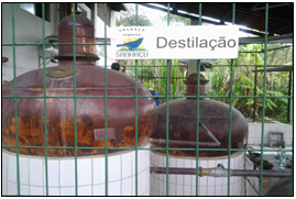 Sala de destilação da cachaça Sanhaçu.