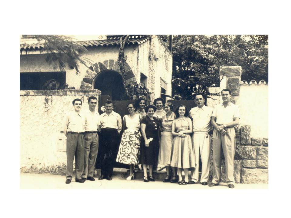 Da esquerda para a direita, em frente ao “43”, Sérgio (filho) e Hélio (cunhado).
Depois, Antônio, Odete, Sônia (filha), Nair (esposa), Lourdes, Lídia, Eunice
(esposa do Sérgio), Malba e Hans. 