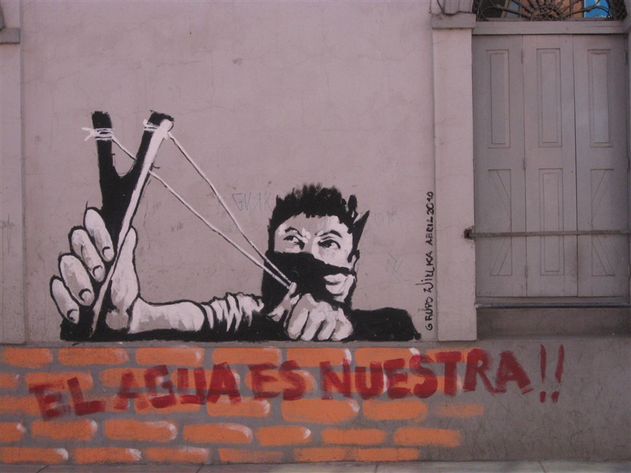 Mural urbano en la ciudad de Cochabamba, pintado por el
Grupo Wilka (grupo de artistas radicales). Expresión de arte urbano como parte
de la lucha social por el agua.
