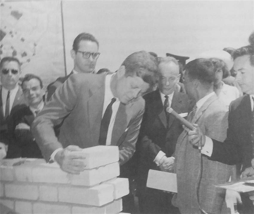 El
presidente John F. Kennedy visita Bogotá y coloca la primera piedra para la construcción de una casa en el conjunto de
Techo, simbolizando el inicio de la acción de la Alianza para el Progreso