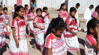 Niñas de Cochoapa el
Grande durante los festejos de la fundación del Estado de Guerrero, 2012