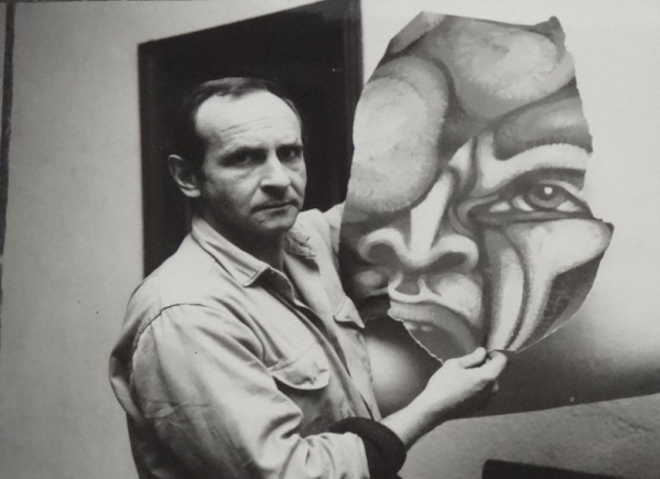 Fotografía de Carpani
con un fragmento de un cartelón en sus manos (1971).