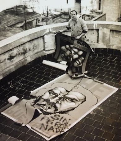 Fotografía de Carpani
junto a su cartelón del Che Guevara en la que se puede ver la inscripción “sin
Perón nada”.