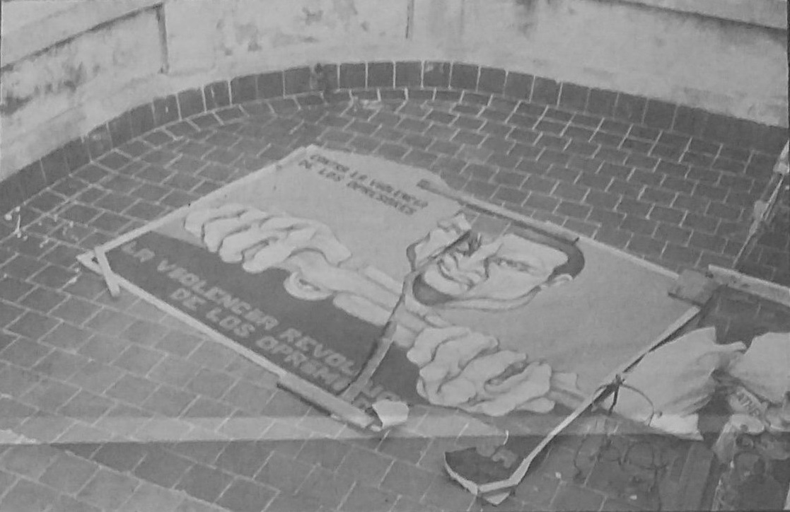 Imagen de un
cartelón realizado por Carpani que fue agredido en la
muestra.