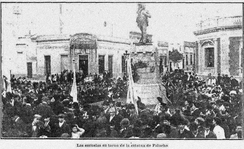 En la plaza Falucho. (3 de junio de 1911). Caras y Caretas.