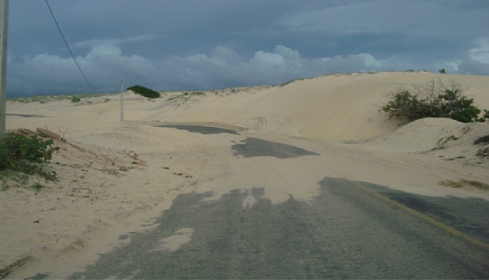 Movimento de duna móvel sobre estrada no local