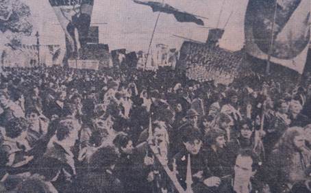 Fotografía publicada en “Marcha
en Francia por artistas desaparecidos”, Clarín,
15/11/1981.