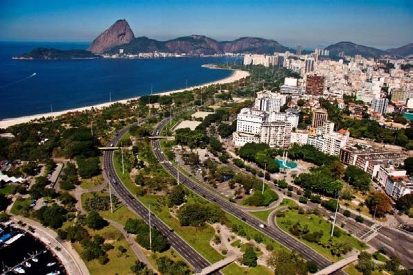 Paisagem de poder: Panorama do Parque do
Flamengo, bairros da Glória, Flamengo. Ao fundo o morro do Pão de Açúcar.