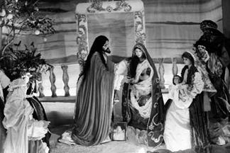 Altar de velación de Jesús Nazareno, acompañado de la imagen
de la cofradía de la Virgen de Belén. Oferente: Juana Mora. Tema: “Dejad que
los niños vengan a mí”, cuarto domingo de cuaresma.