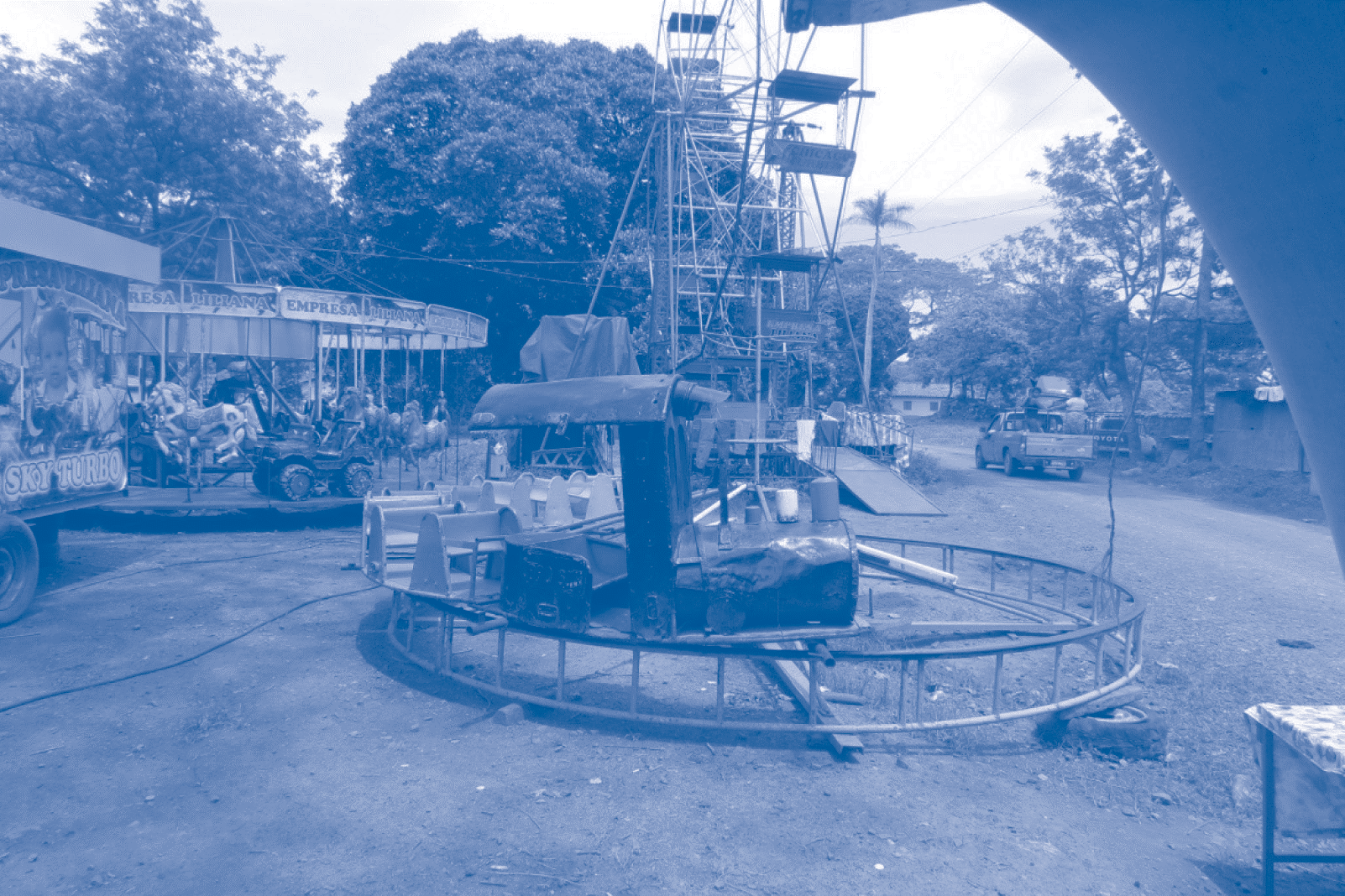 Vista
de los juegos mecánicos en los preparativos de la fiesta patronales de san
Juan, patrono del caserío San Juan Buenavista, antigua hacienda añilera del
mismo nombre.