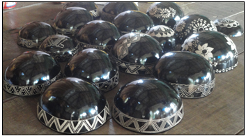 Handcrafted gourds with tapajonic
(in the front) and floral (at the back) patterns