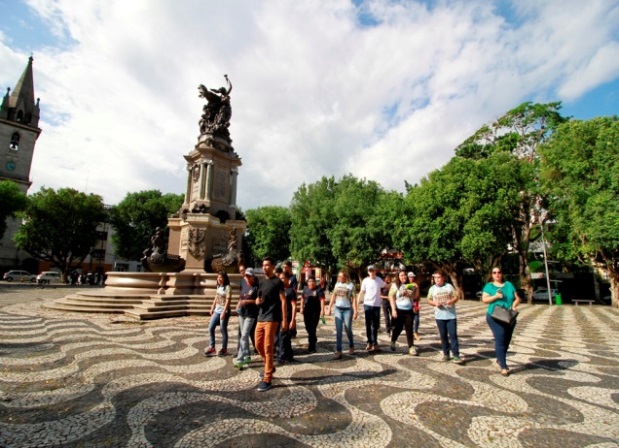 Caminhada na Praça São Sebastião
  para identificar as figuras geométricas