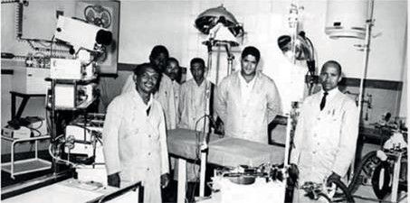  Hamilton Naki en el laboratorio (el último de izquierda a derecha). 