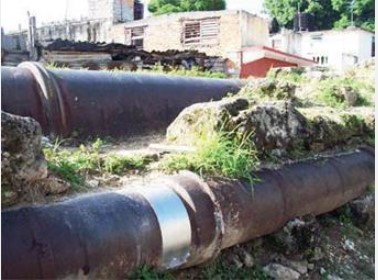  Top to bottom: the iron pipes of Albear (1893) and Fernando VII (1835) showing a reparation. The pipes are on top of a wall built to protect them in the street named Resguardo (protection) in Cerro municipality.