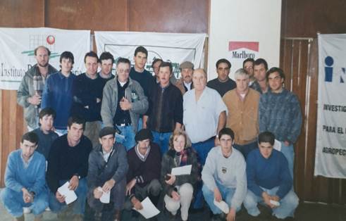 No-tillage course for
farmers in 2000 (Cardona, Uruguay). Quique is
wearing a short-sleeved shirt.