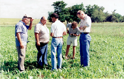 Field visit during a
course about no-tillage of crops and pastures in 1989.