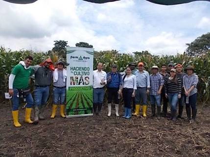Participantes con los autores enfrente del cultivo de
maíz en el día de campo.
