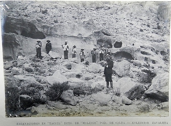 Vista general del farallón de ignimbrita donde
se asienta el Fuerte de Tacuil y aleros excavados por Zavaleta 