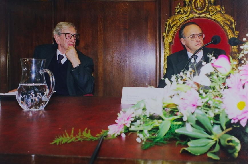 Eric
J. Hobsbawm con el Rector de la Universidad de la República, Rafael Guarga.