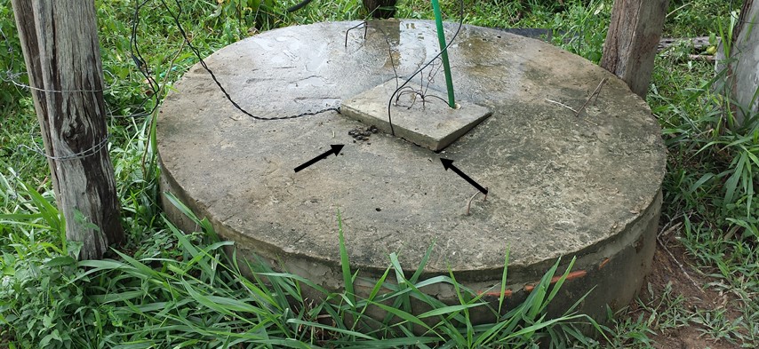 Presença de fezes e tampa irregular em um dos poços analisados