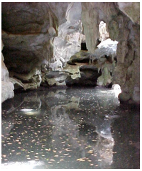 Galería inundada en Cueva las Perlas.