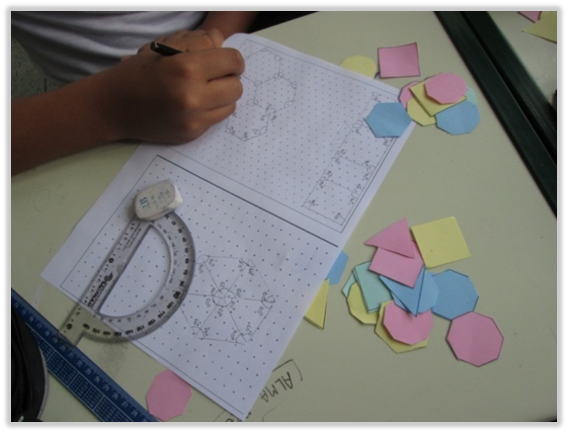 Saberes geométricos mobilizados por estudantes de uma turma do 7º ano na  construção de mosaicos em tarefas exploratório-investigativas