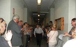 Emotional arrival of Professor Bossi to the
recognition event by the Agronomy Faculty and the Geology Disciplinary Group,
naming a sector of the Faculty as Space Professor Jorge Bossi,
in 2015. He was accompanied by family, friends, professors and non-teaching
officials, as well as close acquaintances
