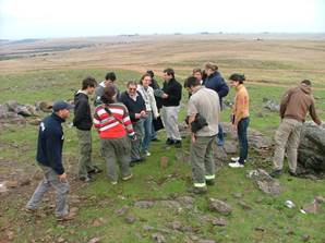 Bossi explains to students of the Degree in
Geology (Science Faculty) the characteristics of an outcrop of valentinesite(19)
in Cerro de los Morochos,
during a field trip of the course “Geology of Uruguay” in 2010. He participated
as a guest lecturer in the course between 2010 and 2014
