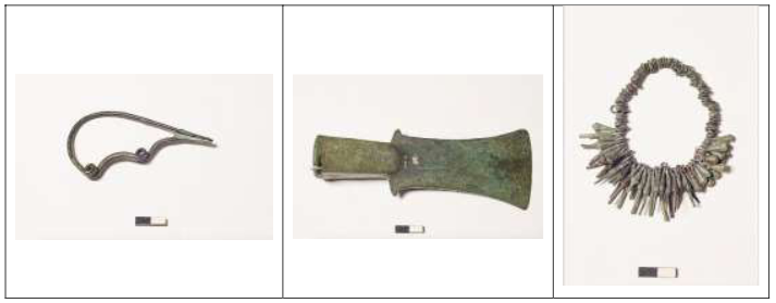 Amostra de três dos 78 objetos
 do acervo MMO- metais MAE-USP (da esquerda para a direita fíbula, machado e
 colar de bronze).