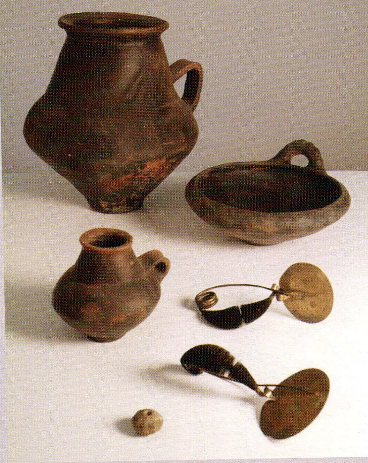 Objetos encontrados em contexto de cremação em Sant’Antonio – Província da
 Lucânia (duas urnas bicônicas, um vaso tigela, um pequeno objeto de cerâmica e
 duas fíbulas