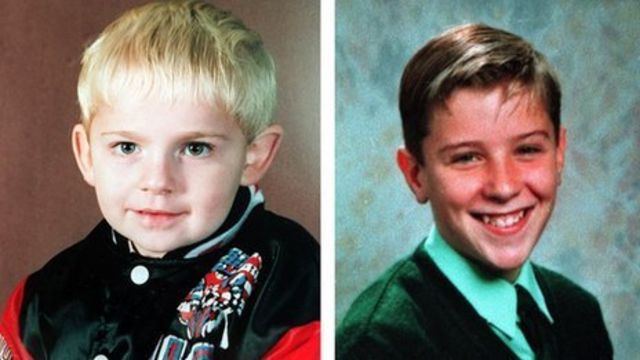 Jonathan Ball (3)
 e Tim Parry (12). Mortos no atentado terrorista de Warrington (1993)