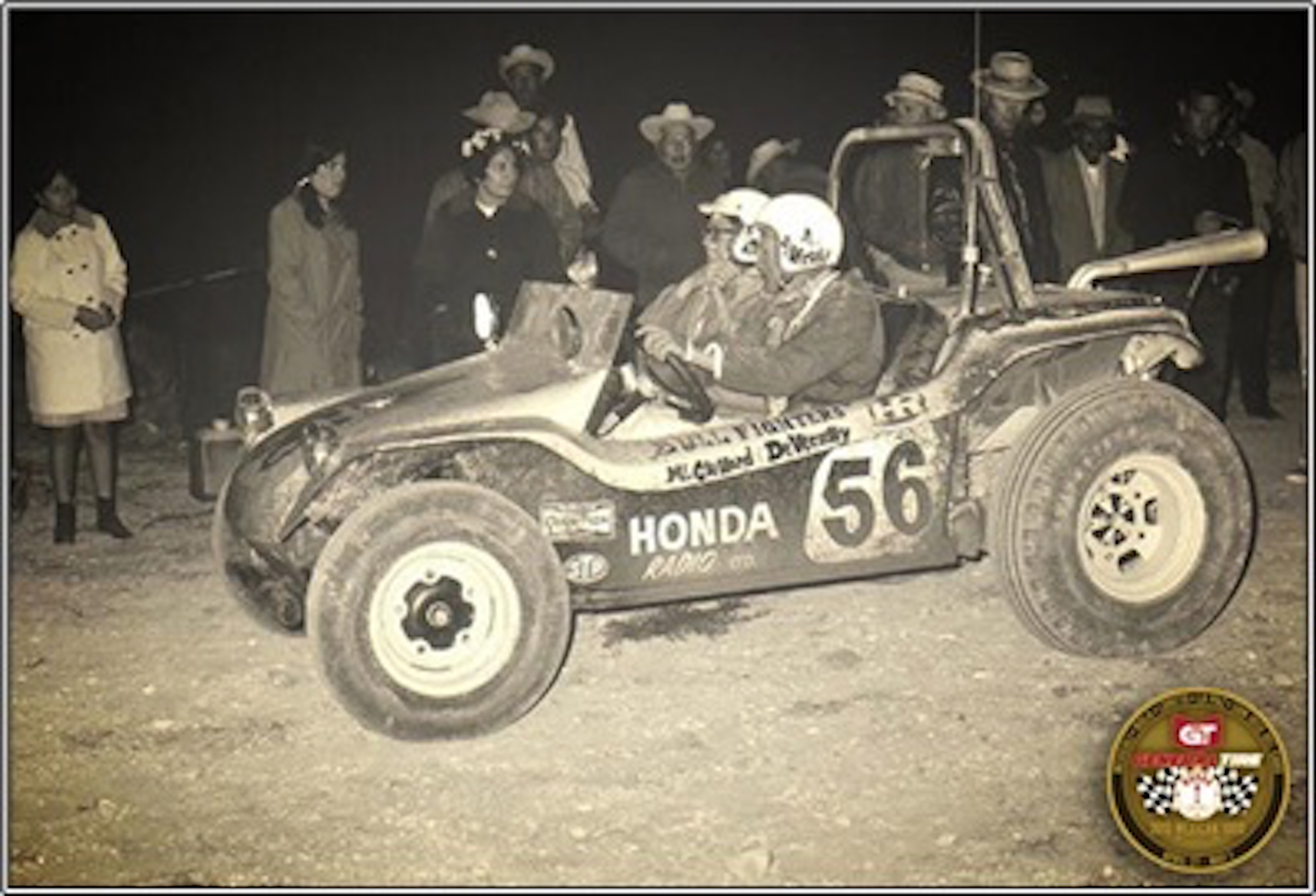 Muestra de cómo lucían los pilotos y vehículo off-road. Bullfighter-Buggy
para dunas manejado por Andy DeVercelly Jr. y Tom McClelland, en la carrera
Norra mexicana 1000, en 1968