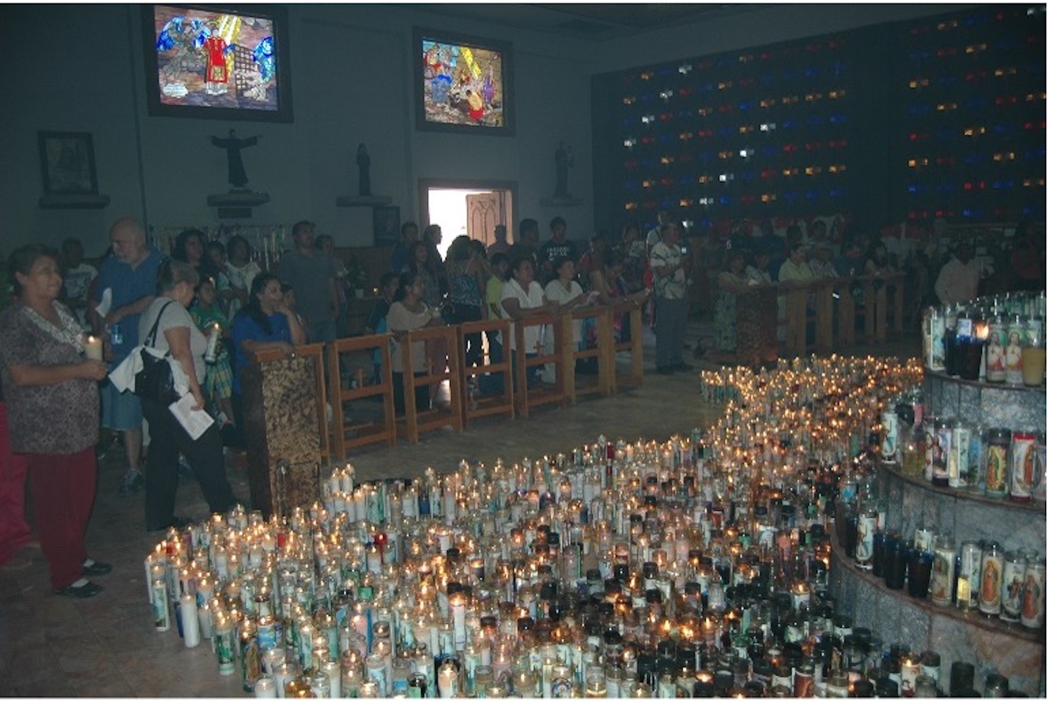 Fieles en el oratorio a San Lorenzo el día
de su fiesta patronal, que se lleva a cabo anualmente el día 10 de agosto en Ciudad
Juárez, Chihuahua, México