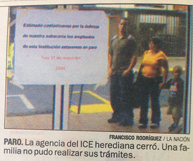 Fotografía y pie de foto de la noticia de D. Leal. 2004. “Trabajadores
marcharon contra el TCL”. La Nación,
1/6, p. 6A.