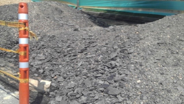Fig. 3 Residuo de carpeta  asf&aacute;ltica triturada y dispuesta in situ.
  