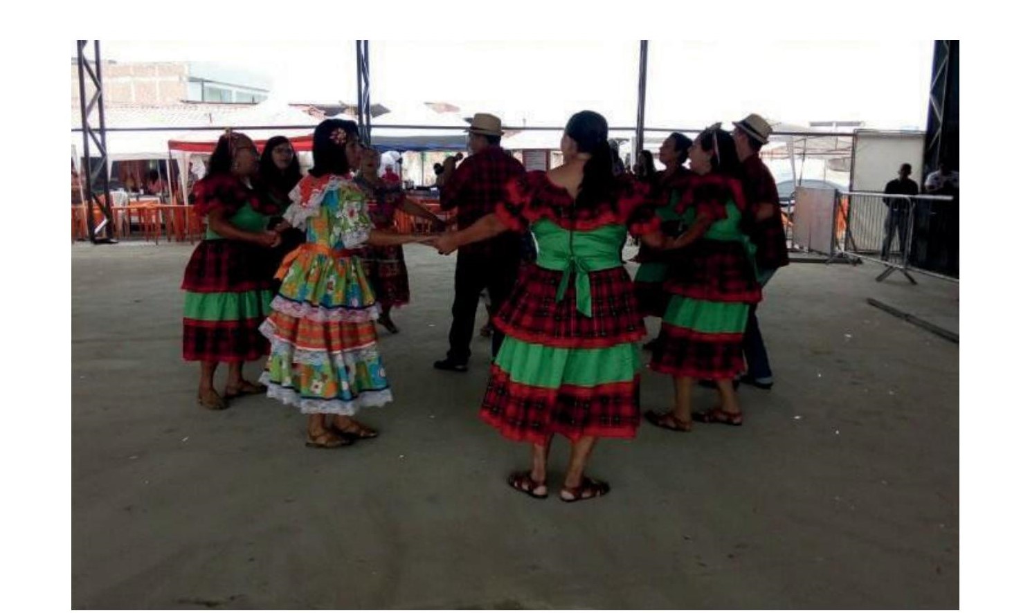 Fig. 1: Mazurca P&eacute; Quente do Alto do Moura apresentando-se no Alto do Moura durante as Festas Juninas, no dia de S&atilde;o Jo&atilde;o.