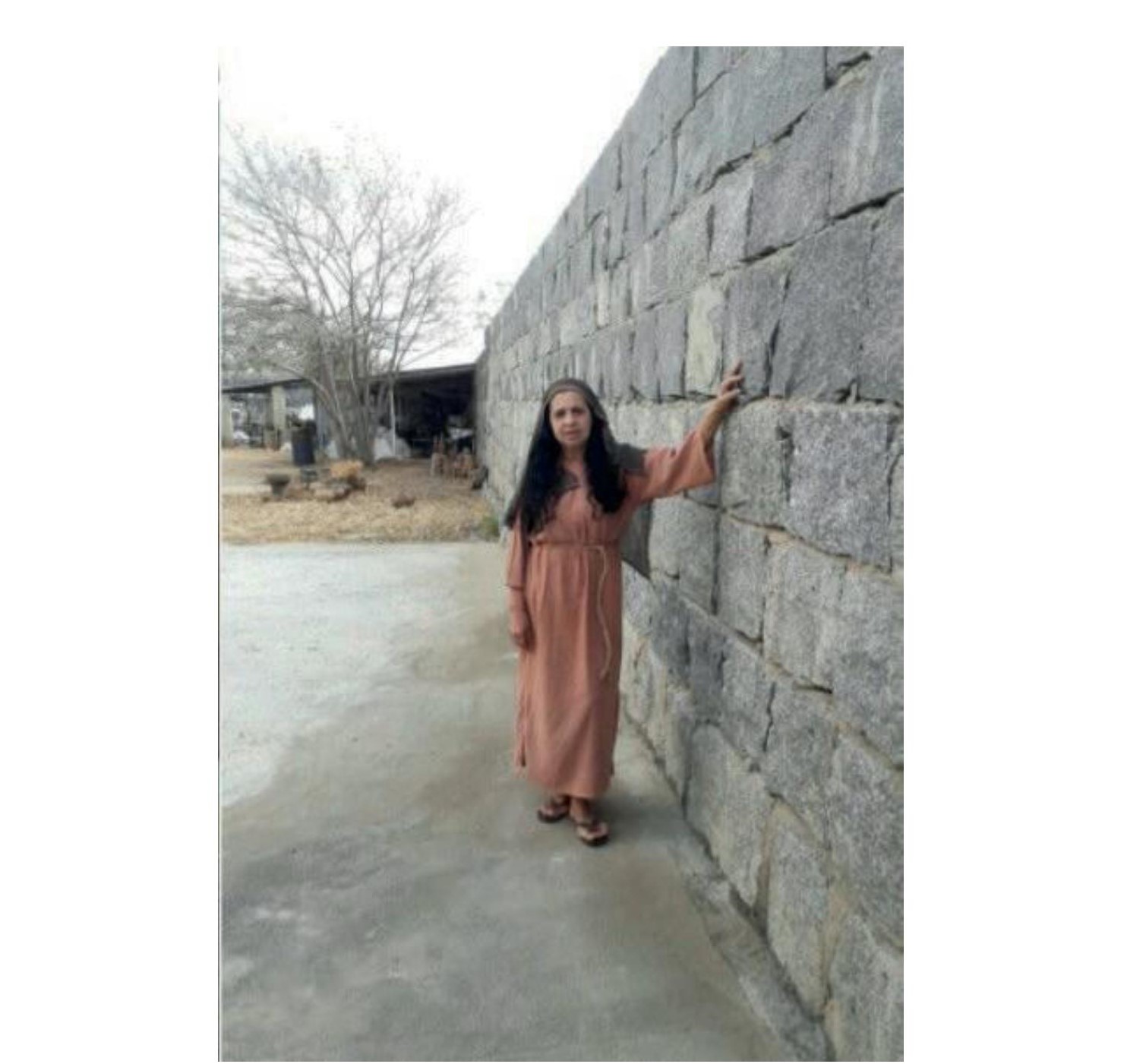 Fig. 3: Dona Hilda no Teatro Nova Jerusal&eacute;m para os ensaios da Paix&atilde;o de Cristo de 2020. 