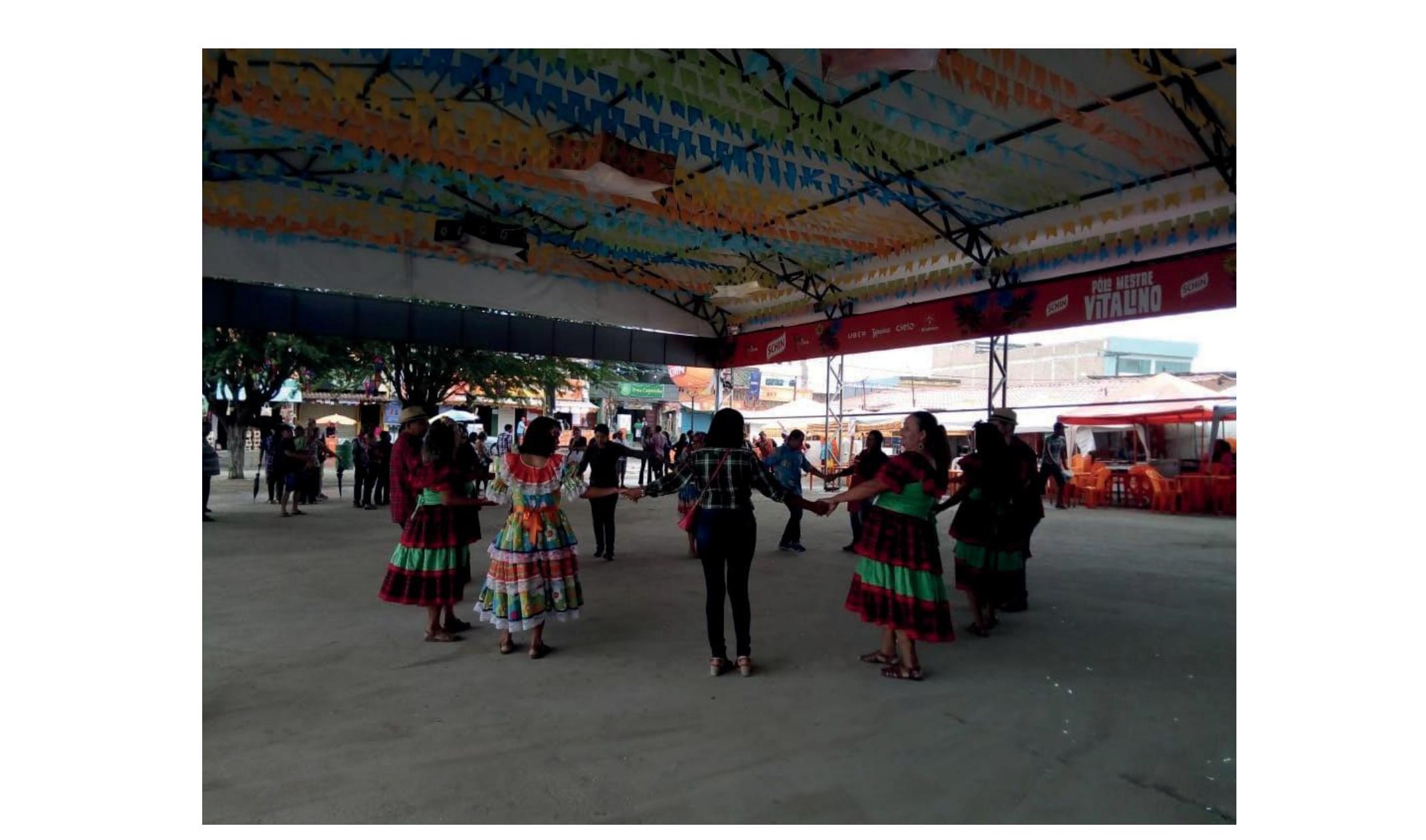 Fig. 4: Mazurca P&eacute; Quente do Alto do Moura com turistas que se juntaram para brincar. 