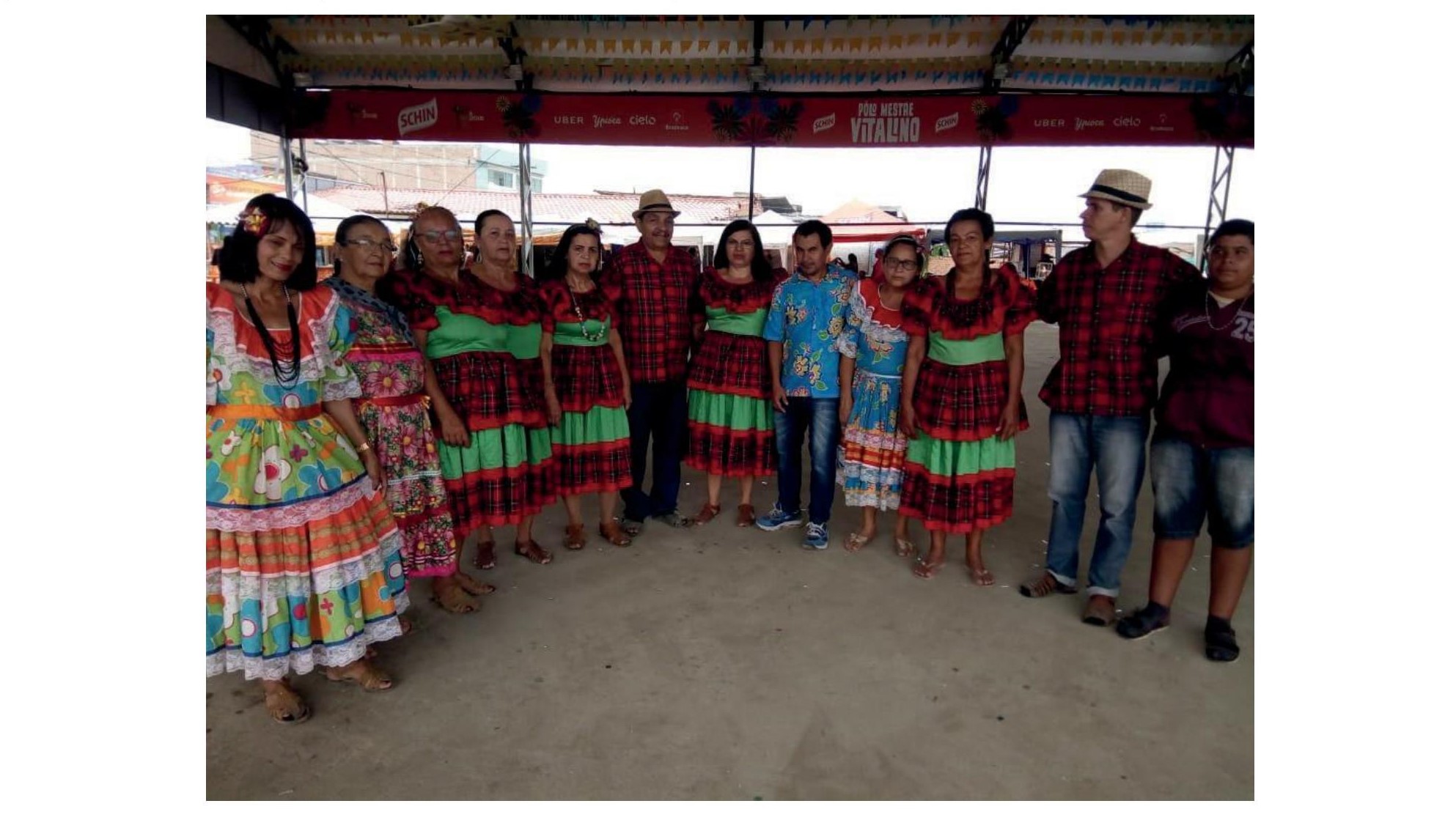 Fig. 5: Mazurca P&eacute; Quente do Alto do Moura. Da esquerda para direita, Dona Hilda &eacute; a 5&ordf; pessoa, e Dona Mi&uacute;da a 10&ordf;. O homem do meio, com chap&eacute;u, &eacute; C&iacute;cero Artes&atilde;o. 