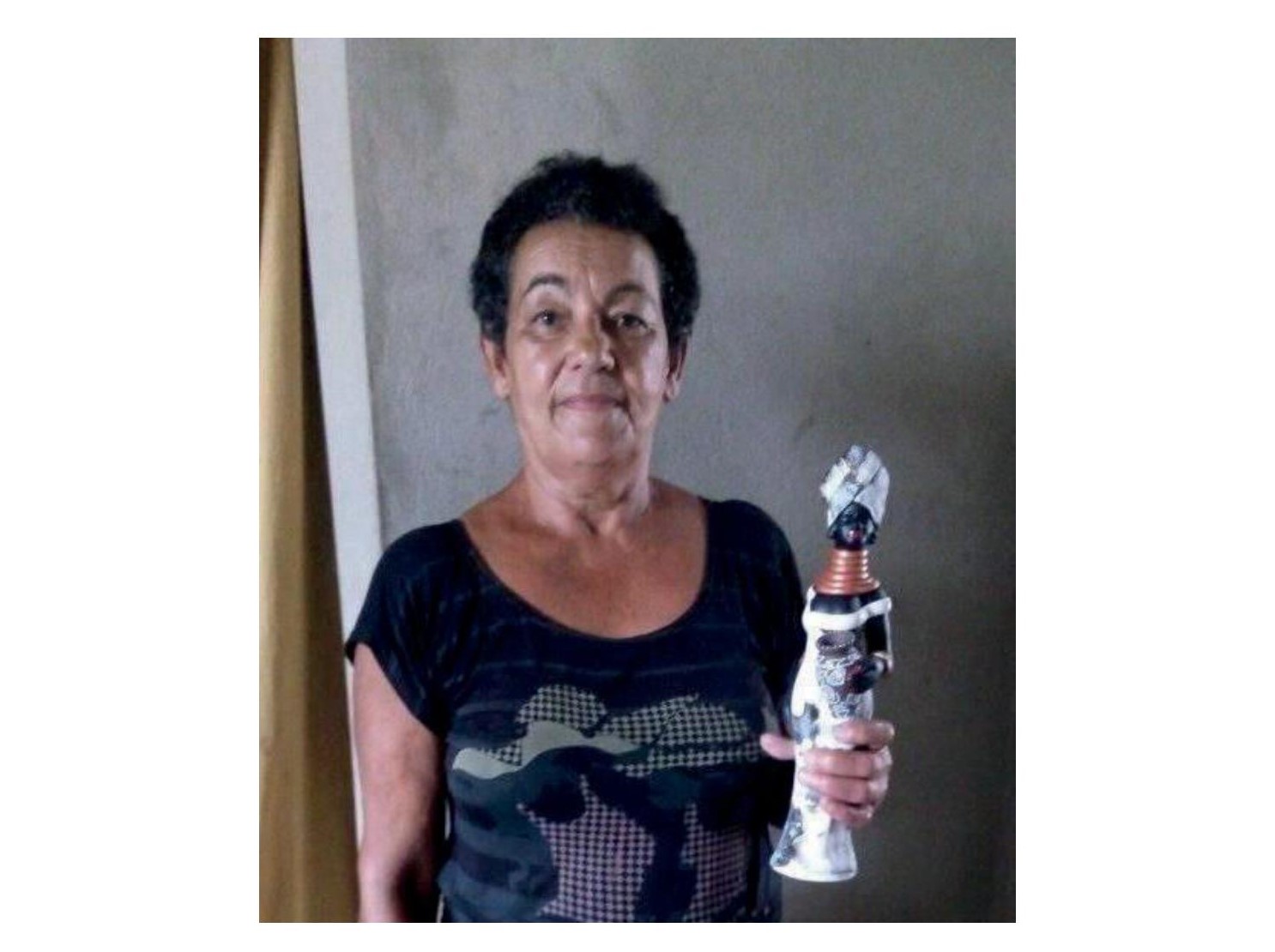 Fig. 6: Dona Mi&uacute;da. Em sua resid&ecirc;ncia, no Alto do Moura, com uma pe&ccedil;a de
barro feita por ela. 